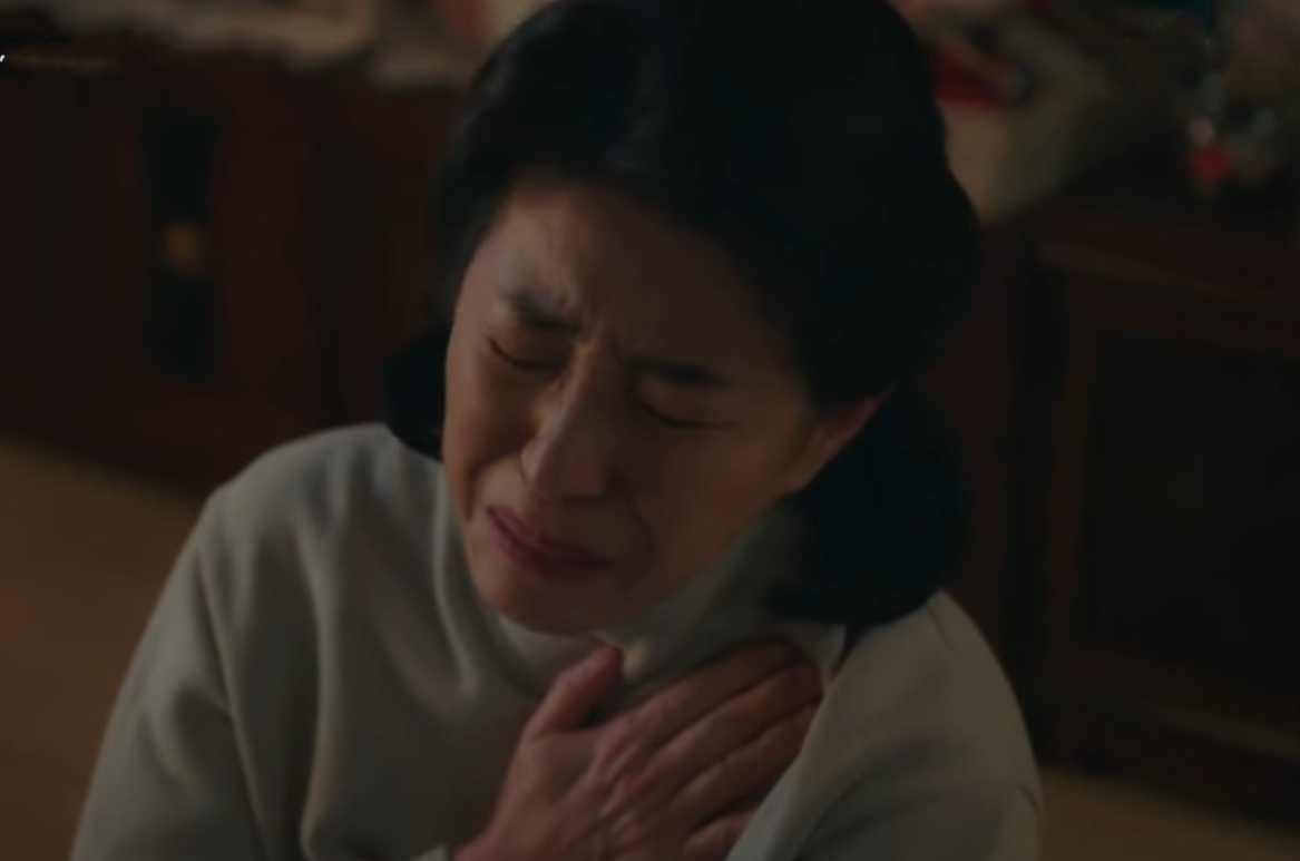 "어머니… 제가 잘못했습니다…" 시각장애인 어머니가 창피한 아들은 철륜을 끊는 불효를 저질렀고 어머니가 죽기전 남긴 '이것'에 아들은 주저앉아 오열하고 말았습니다.