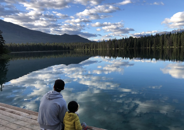 호수를 바라보고 있는 아빠와 아들의 뒷모습