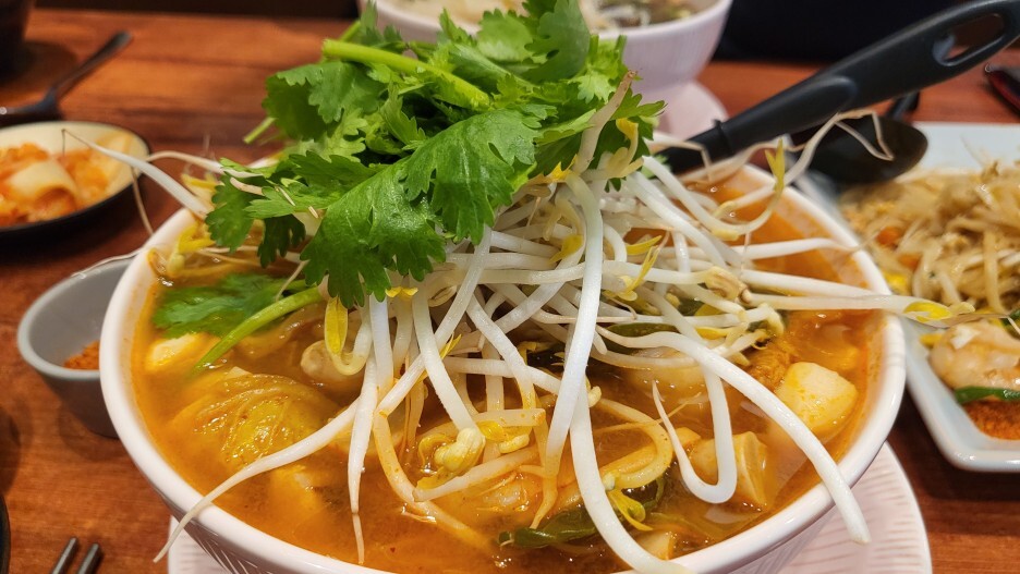똠얌 쌀국수에 고수가 가득 올려져있다.