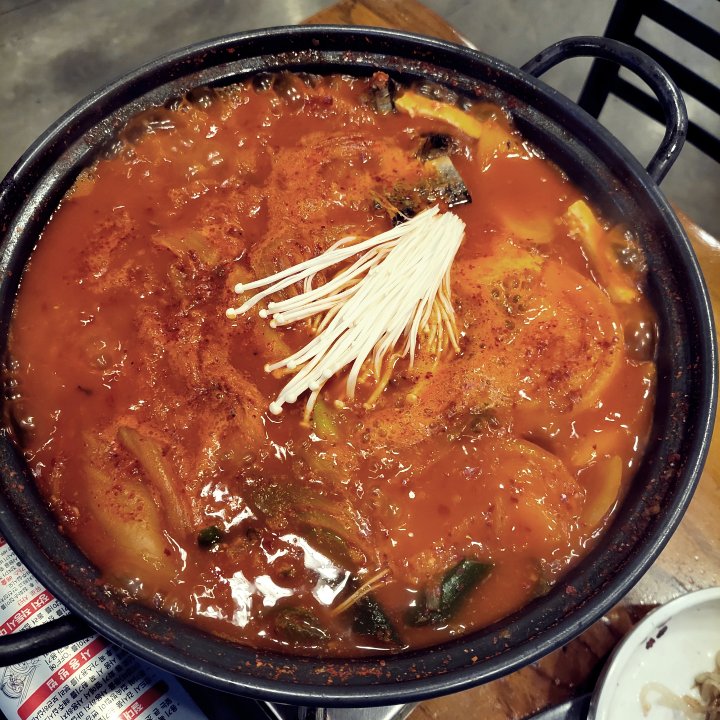 신촌 고기랑 식당 꽁치 김치 찌개