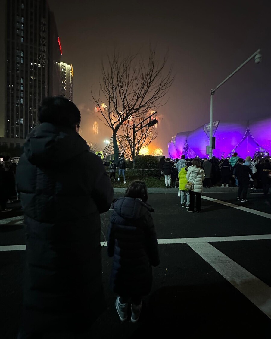  '김태용 감독' 탕웨이, 딸 썸머와 불꽃축제 즐겨 " 마침내 가족 나들이" 근황 전해