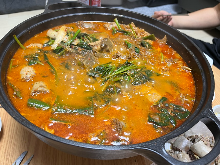 검정-원형-냄비에-담긴-국물요리