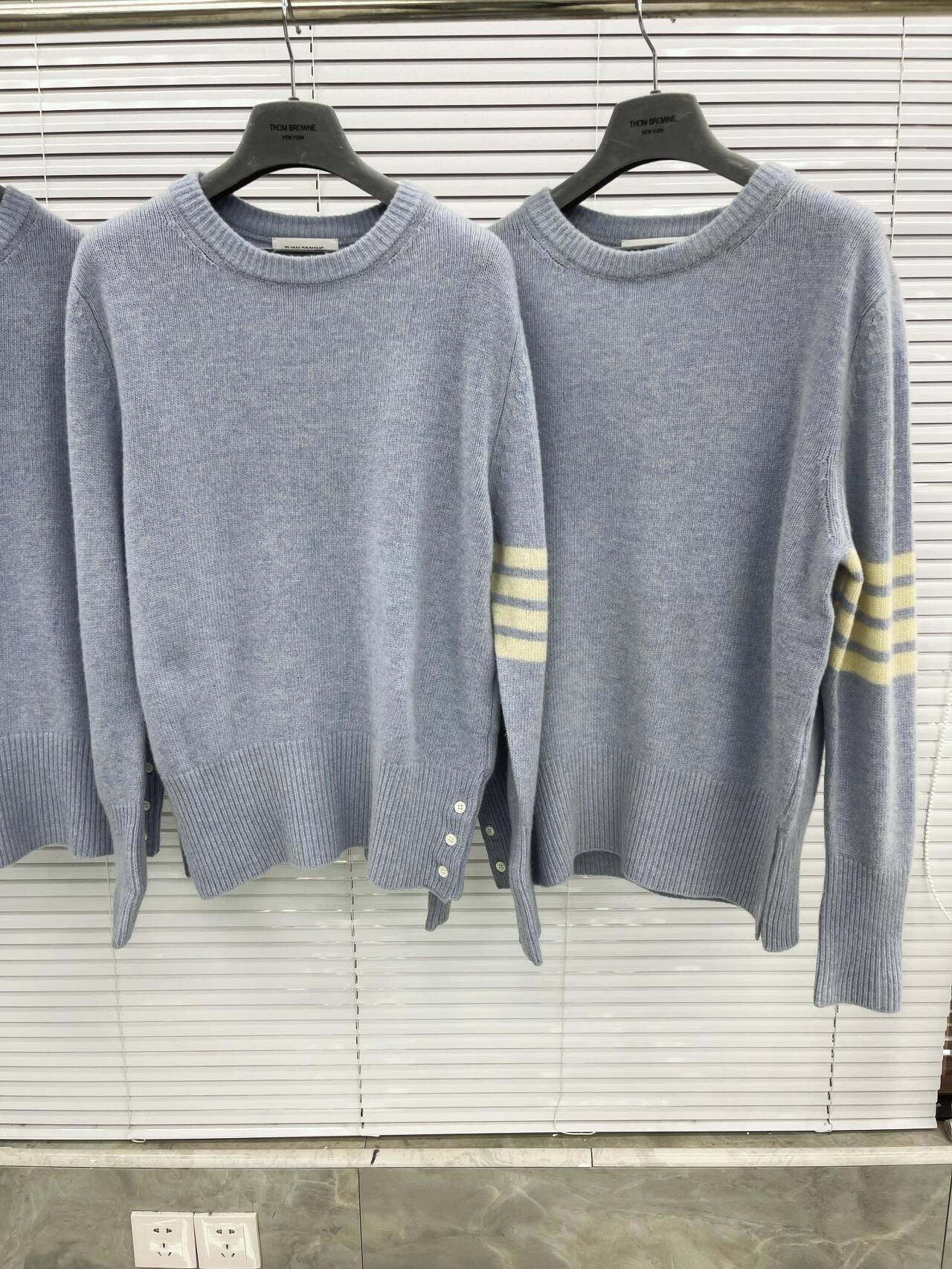  [THOM BROWNE] 톰브라운 셰틀랜드 울 저지 4-바 클래식 크루넥 풀오버 니트 스웨터 MKA317A01085055 (4 COLOR)