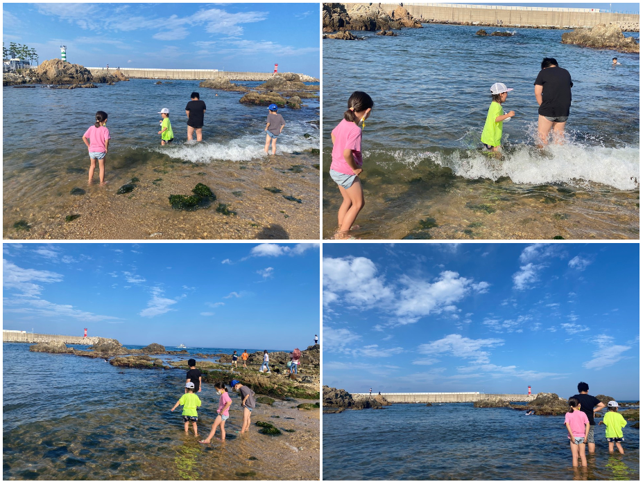 아이들-4명이-바다에-발을-담구고-놀고있는-모습