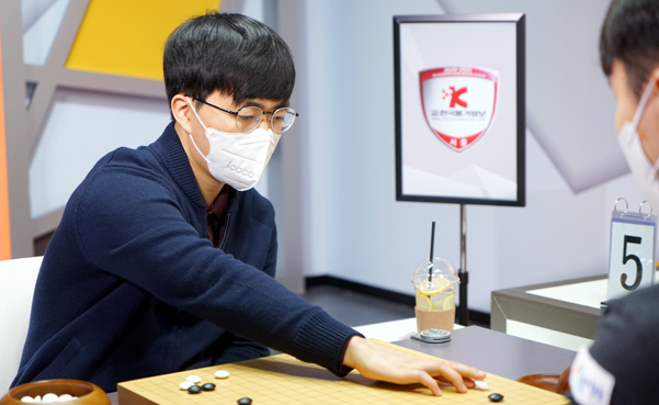  커제9단 꺾은 신민준 9단