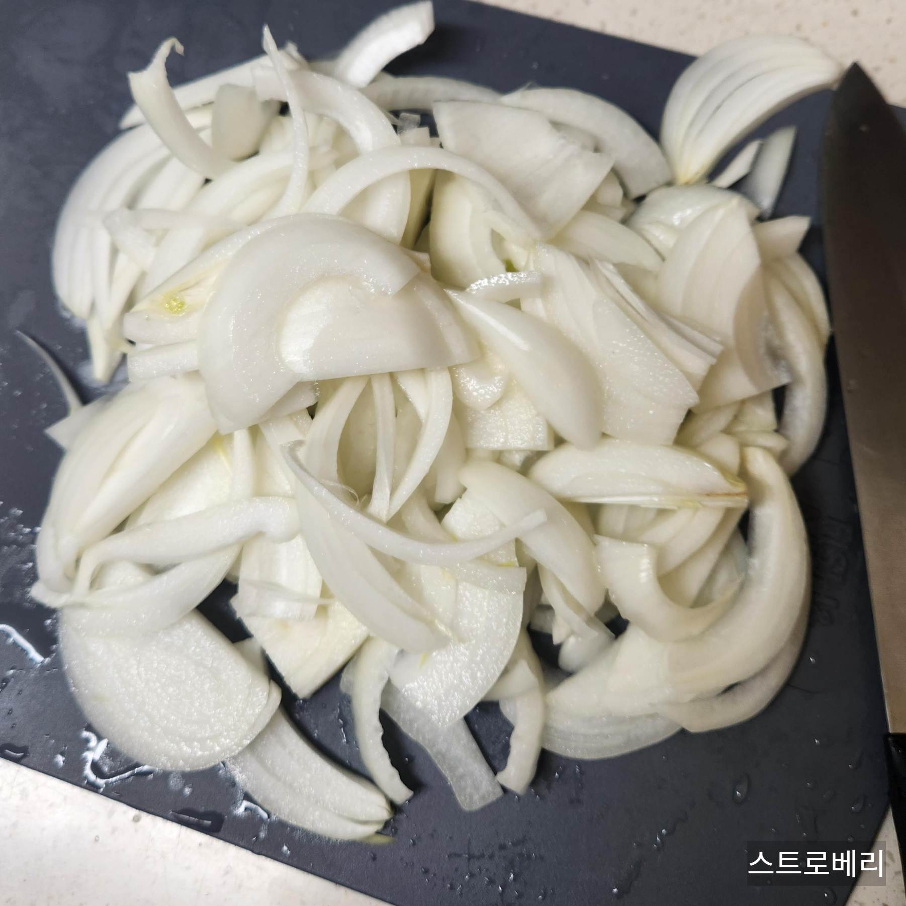 채 썬 양파