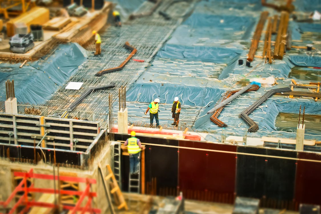 건설현장에서-일하고-있는-근로자들
