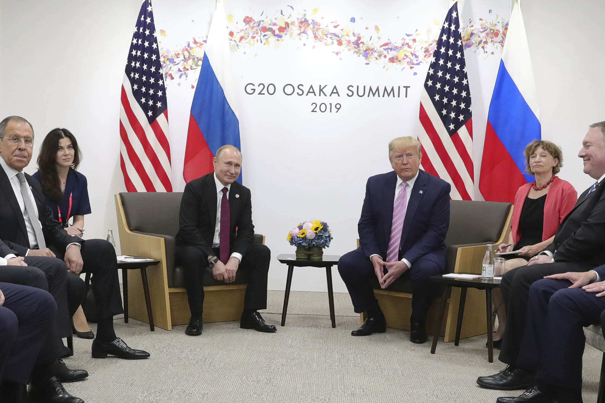  푸틴의 미녀 통역관...트럼프 유혹 때문에? VIDEO: Get to know the stunning Russian translator Putin brought to Trump meeting