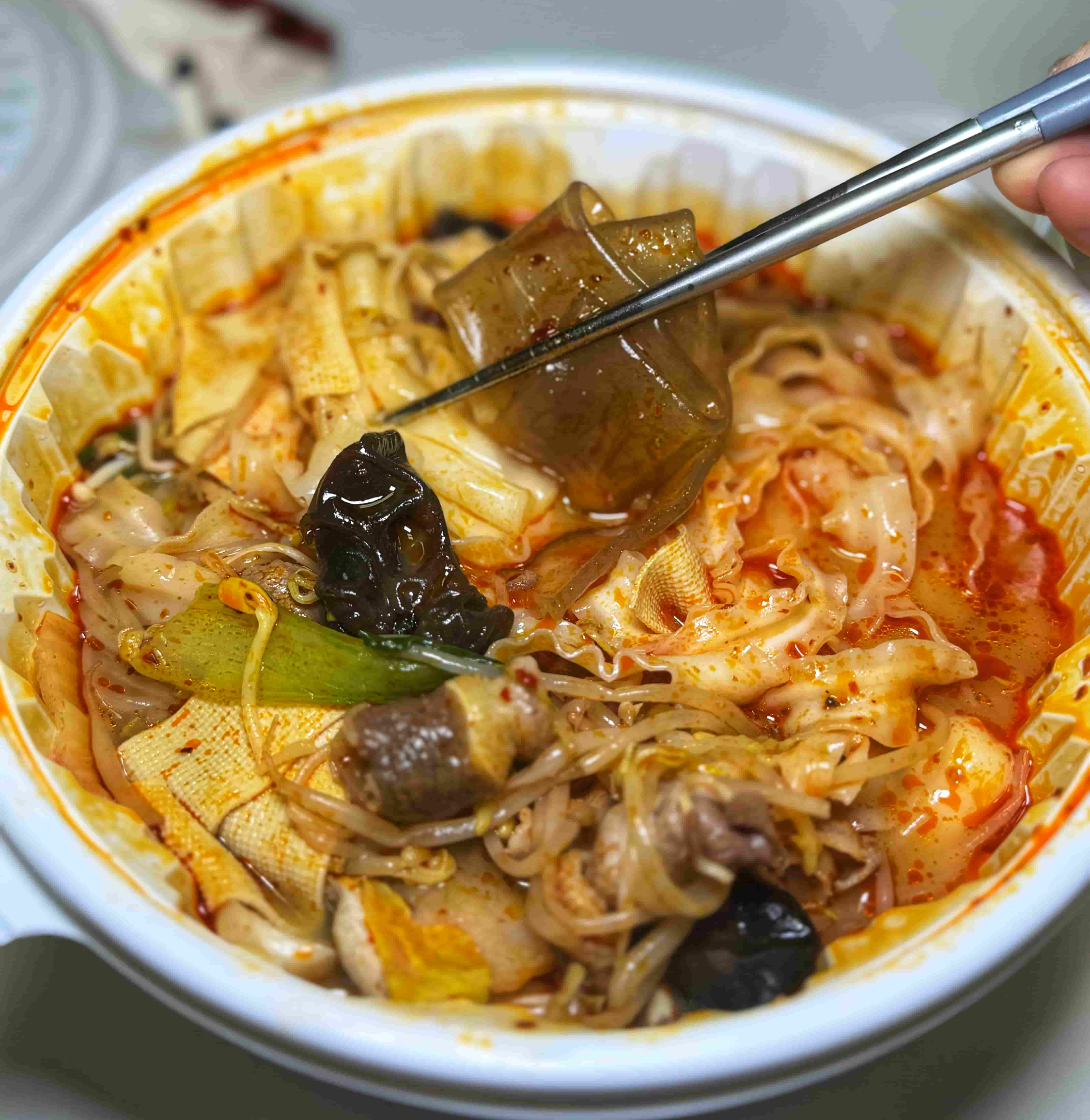 마라탕에 들어 있는 중국당면을 젓가락으로 집은 사진