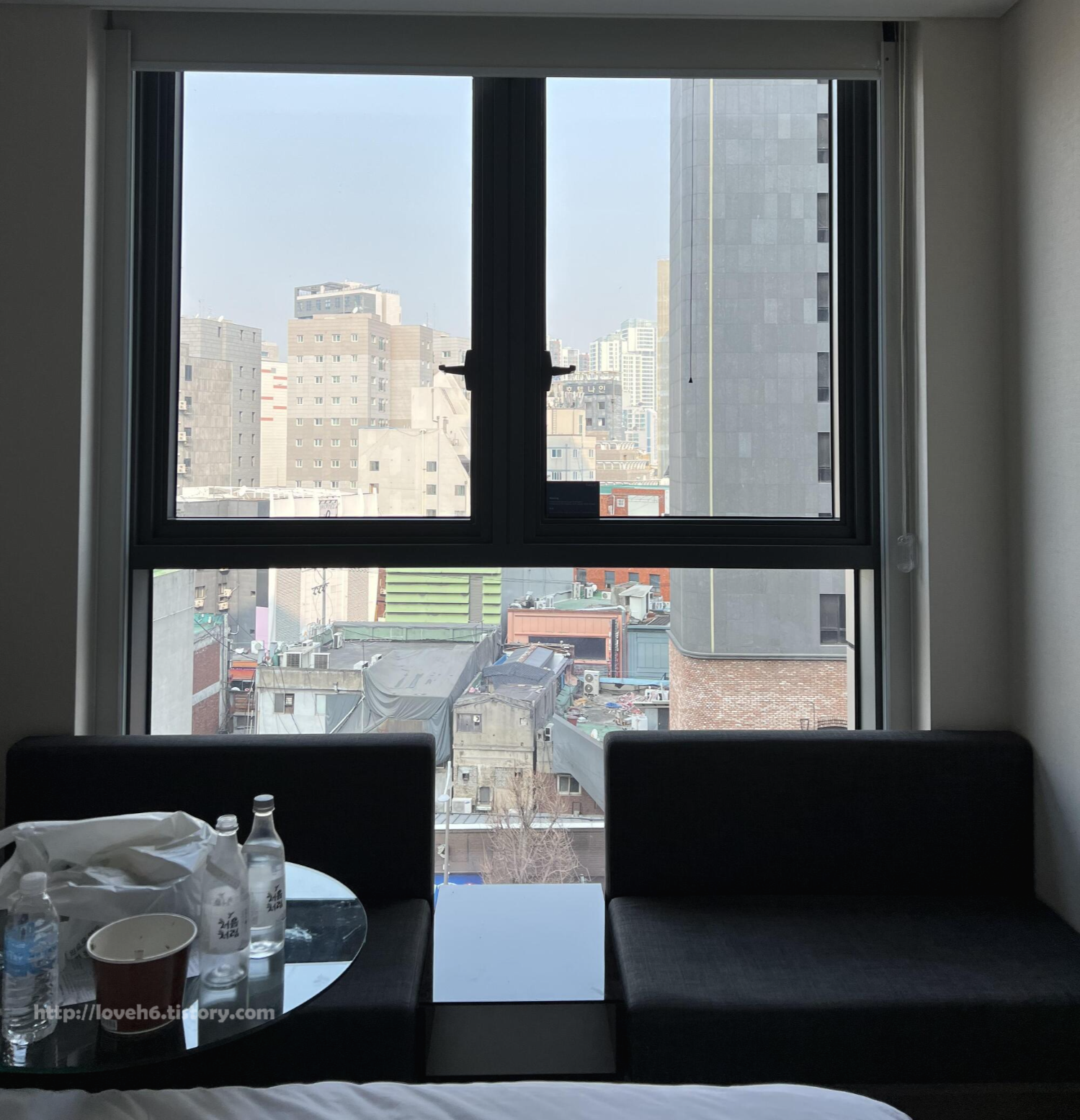 페어필드 바이 메리어트 서울 호텔-Fairfield by Marriott Seoul Hotel-영등포 호텔
숙소 입구 바로 정면에 창문이 있습니다 창문 바로 앞쪽에 1인용 소파 2개가 나란히 있습니다 뷰는 뭐 도시 뷰네요 ㅎㅎ

한 바퀴 돌아보겠습니다