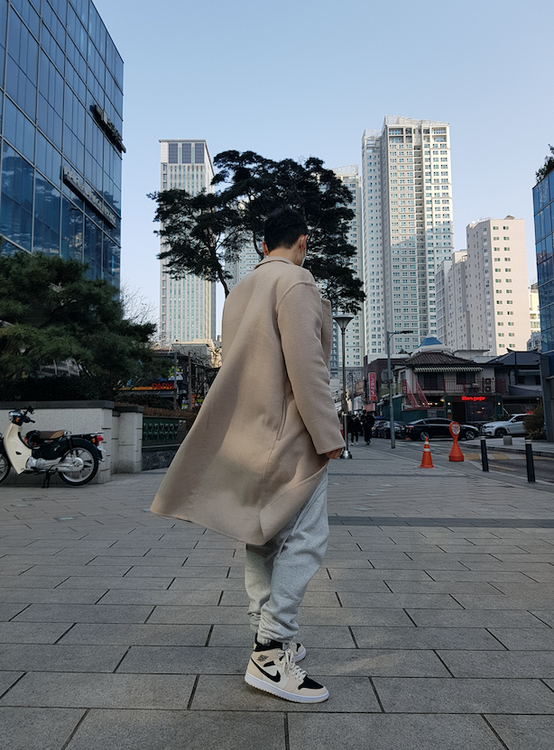  피어오브갓 에센셜 울 오버코트 탄 실착 후기 ( 피오갓 에센셜 FEAR OF GOD ESSENTIALS WOOL OVERCOAT TAN)(스트릿 패션,  제리 로렌조 패션, 피어오브갓 에센셜 직구 방법, 사이즈, 후드, 바지, 스웬 팬츠, ..