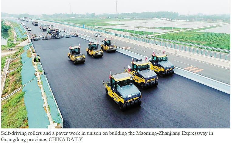 무더위 속에서 사람 없어도 묵묵히 일하는 도로현장 로봇 건설장비들 VIDEO: Autonomous pavers&#44; rollers help build expressway in China