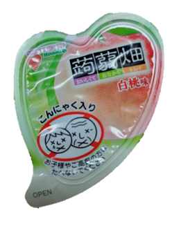 일본에서 사오는 플라스틱 용기 안에 들어 있고 위에는 비닐로 밀봉되어 있어 비닐을 뜯어서 먹는 형태의 곤약젤리. 사진은 복숭아 맛.