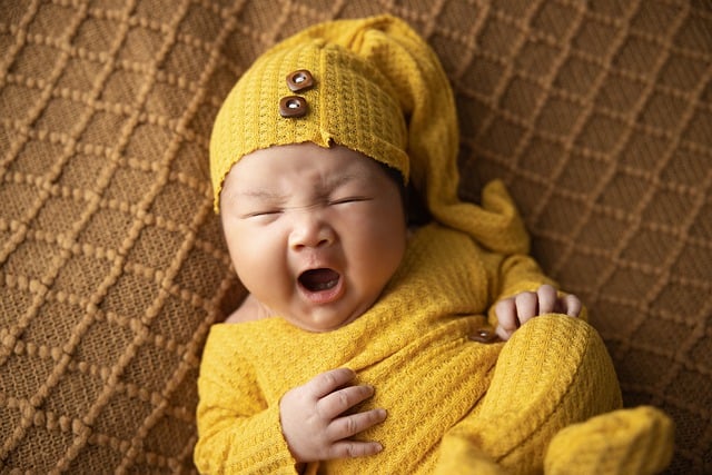 하품하는 아기 사진