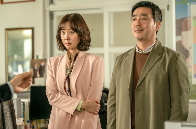"30년 동안, 그만큼 이기적으로 부려먹었으면 됐잖아." 아내가 세상 떠난 후 싱크대 두 번째 서랍 안에… 있던 물건을 본 남편은 결국 오열하고 말았습니다.