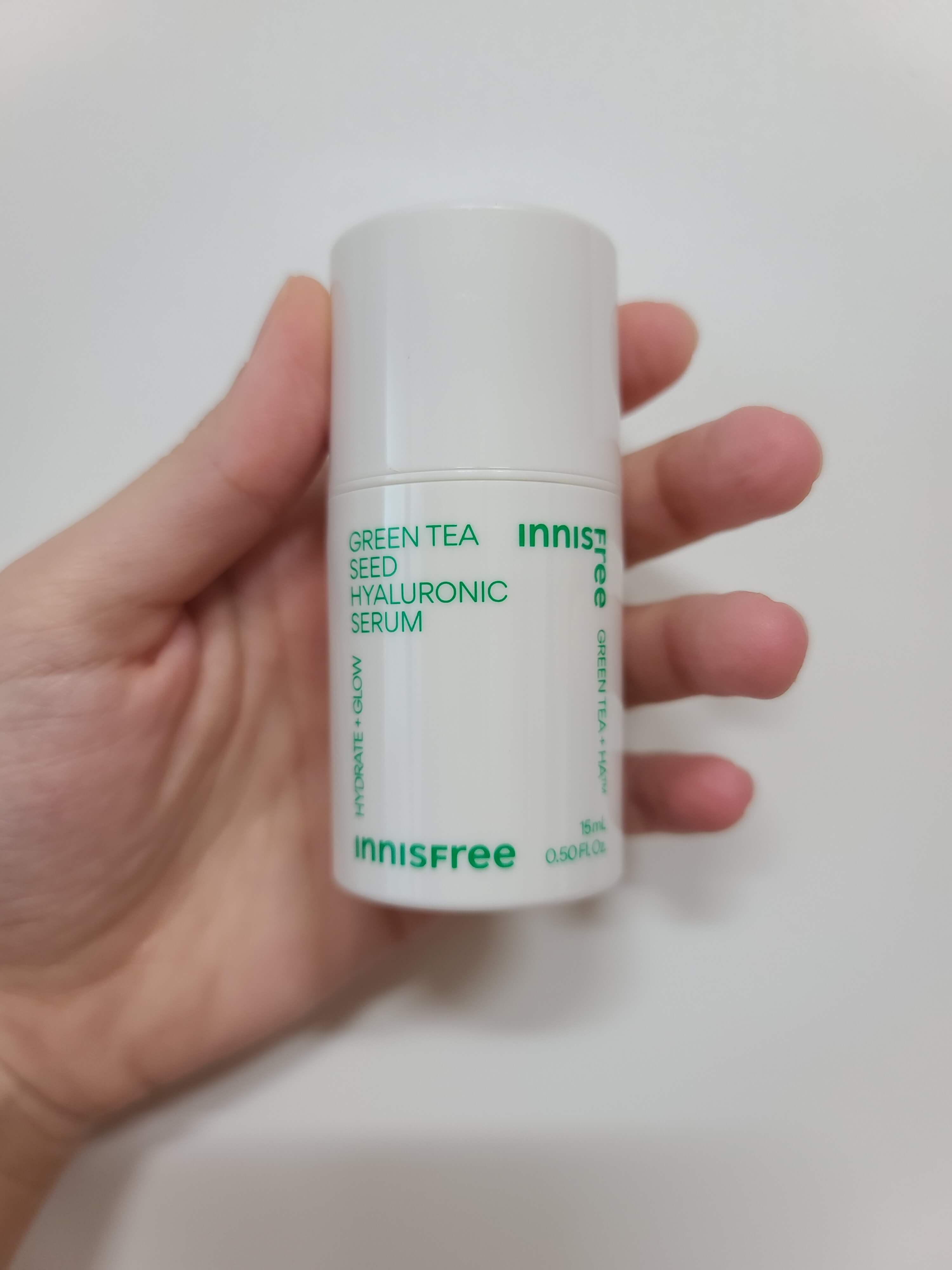이니스프리-그린티-씨드-히알루론산-세럼-15ml-짜리-상품을-손에-쥐고있는-모습입니다