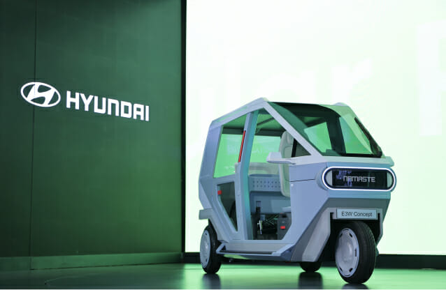 바랏 모빌리티 글로벌 엑스포 2025 행사에 전시된 3륜 EV 콘셉트의 모습