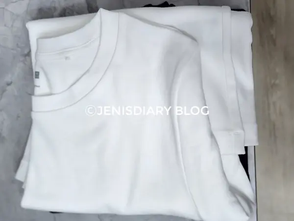 유니클로 긴팔 티셔츠 접어 놓은 흰색 사진