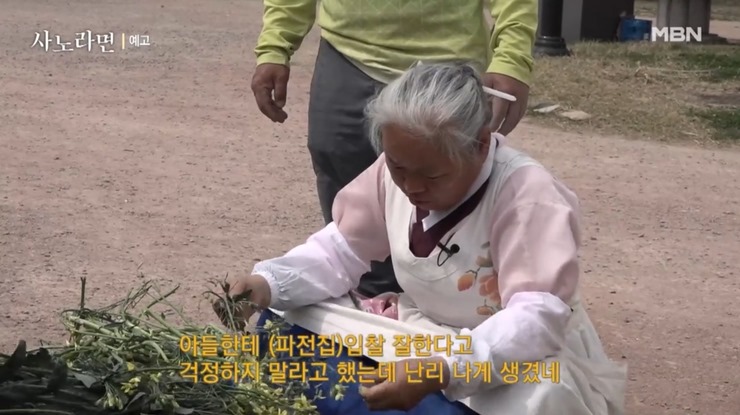 앉아-있는-어머니
