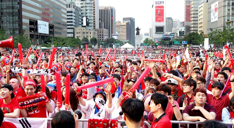 지난 2018 러시아 월드컵 기간중 한국 시민들이 거리에 나와 응원하는 모습