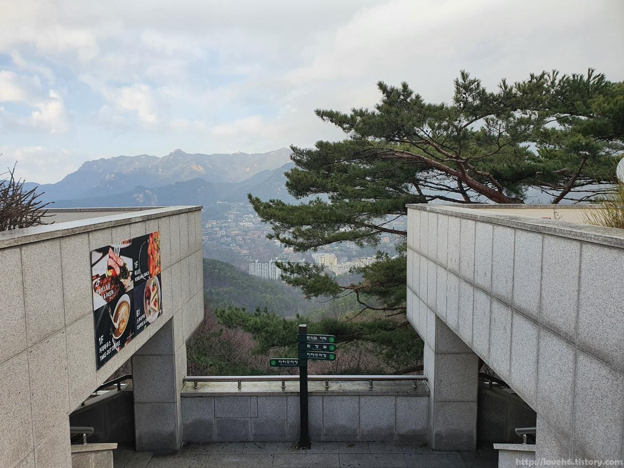 북악산_北岳山_Bukaksan/팔각정 도착했을때쯤
눈이 그치고 하늘이 맑아졌어요
팔각정에서 앞쪽으로 조금 걸어나와야
지하주차장으로 가는곳이 있습니다