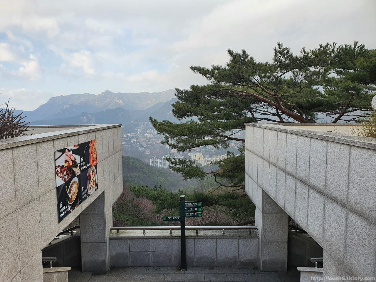 북악산_北岳山_Bukaksan/팔각정 도착했을때쯤

눈이 그치고 하늘이 맑아졌어요

팔각정에서 앞쪽으로 조금 걸어나와야 
지하주차장으로 가는곳이 있습니다