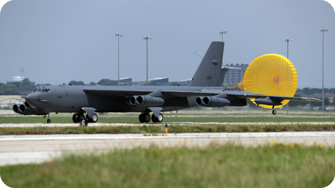 San Antonio에 있는 합동 기지에 착륙하고 있는 B-52