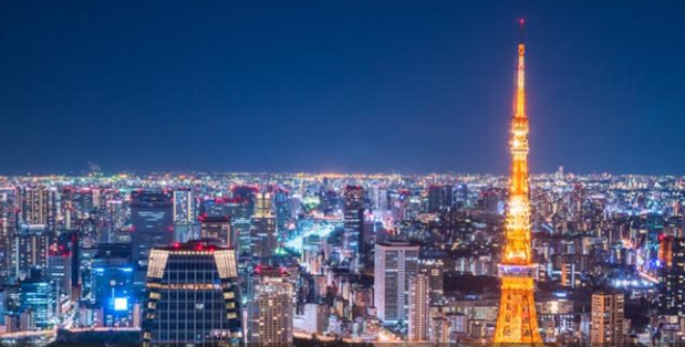 빌딩들에 불이 들어와 있는 일본 도쿄의 모습 도쿄타워가 노란색 빛으로 빛나고 있나고 있다.