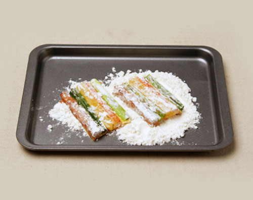 2024년 설날 음식 : 15. 삼색 산적 꼬지 맛있게 만드는 법
3. 삼색 산적 꼬지 부침가루 묻히기