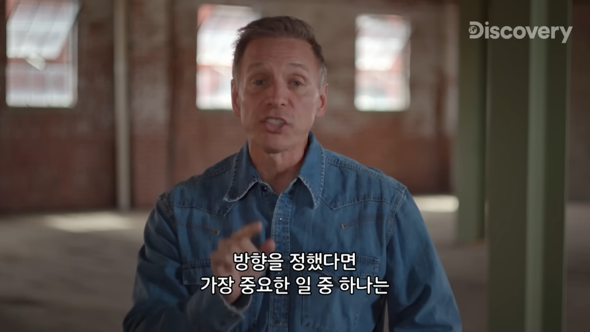 언더커버 억만장자 글렌 스턴스가 성공 전략을 설명하는 장면
