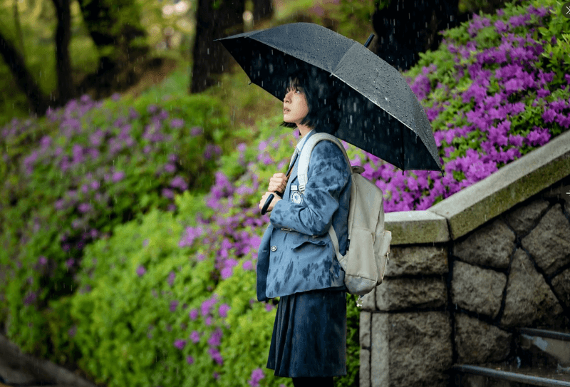 안나라수마나라 윤아이가 우산을 들고 비를 맞는 스틸컷