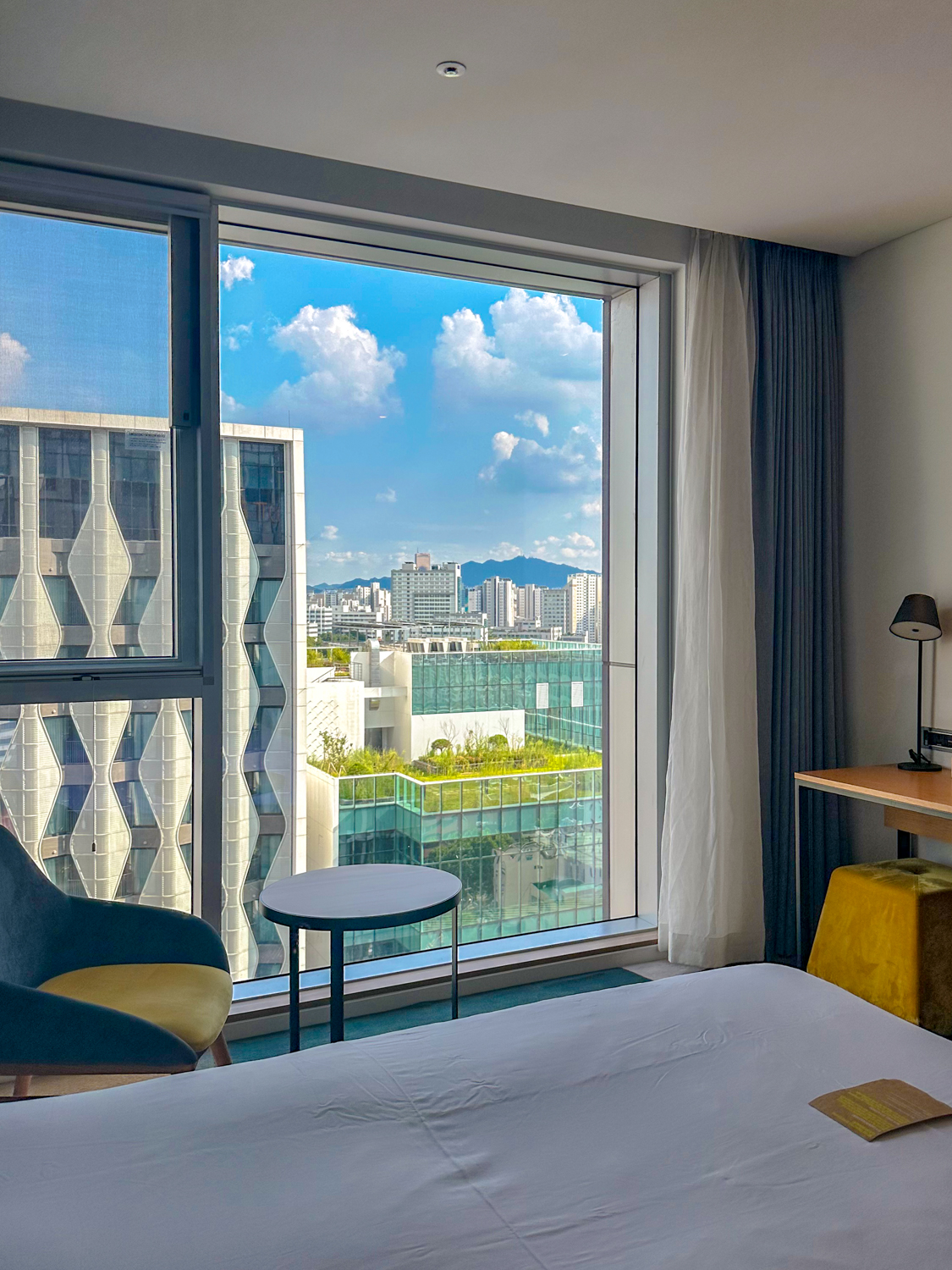 L7 홍대 호텔 20층 고층 객실 전경