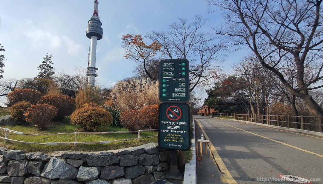 남산 Namsan /왼쪽 길로 올라가도 

오른쪽 길로 올라가도 

남산타워로 가는 길입니다

마음에 드시는 길로 가세요

저는 오른쪽 길 선택~
