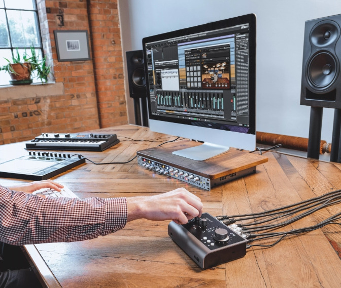 Audient iD4 And iD14 Audio Interfaces 오디언트 오디오 인터페이스