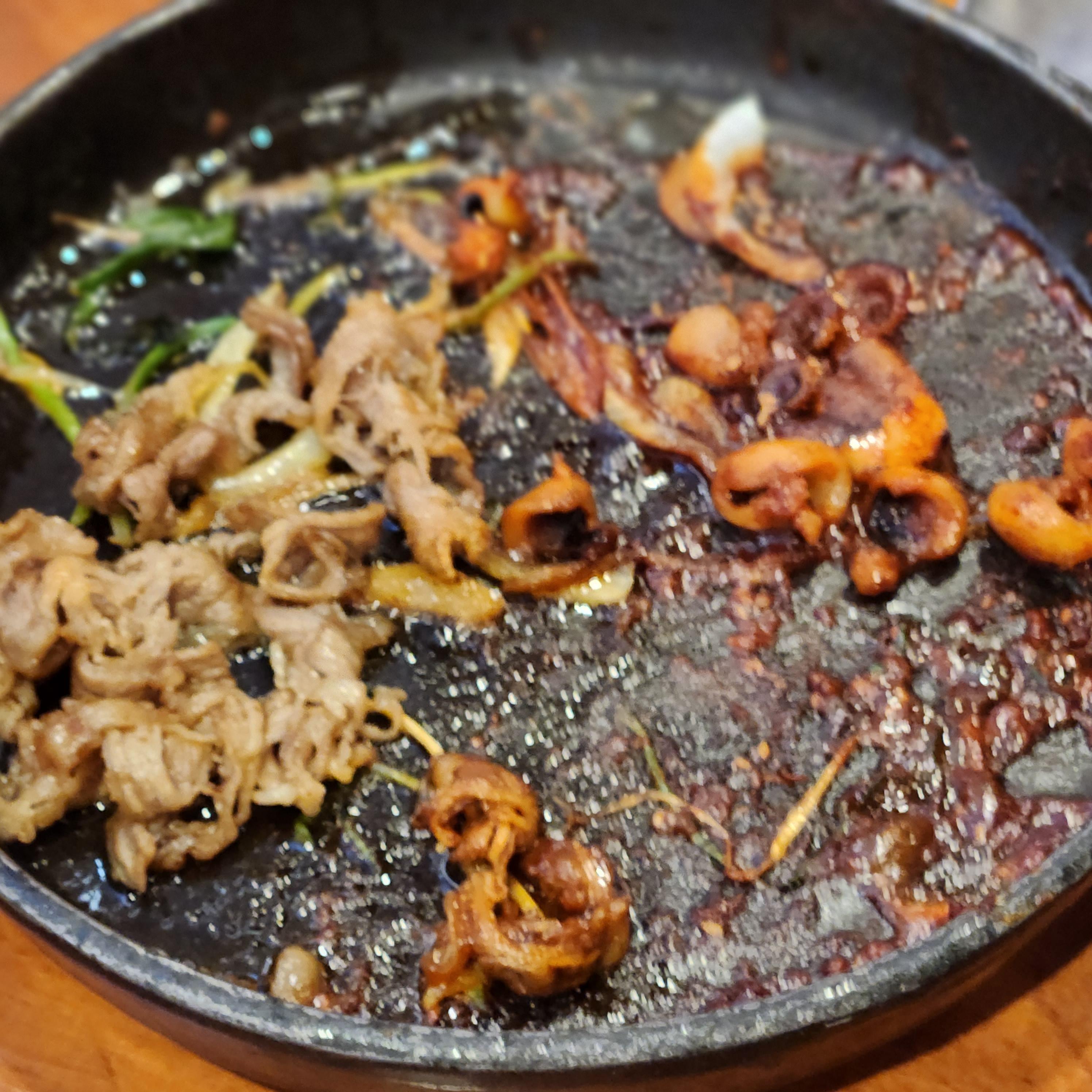 이제 고기를 다 먹으면 직원분이 오셔서 밥을 볶아주시는데
너무 맛있다고 우삽겹과 쭈꾸미를 다 먹지 말고요
볶음밥용으로 조금 남겨둬요~~~!!