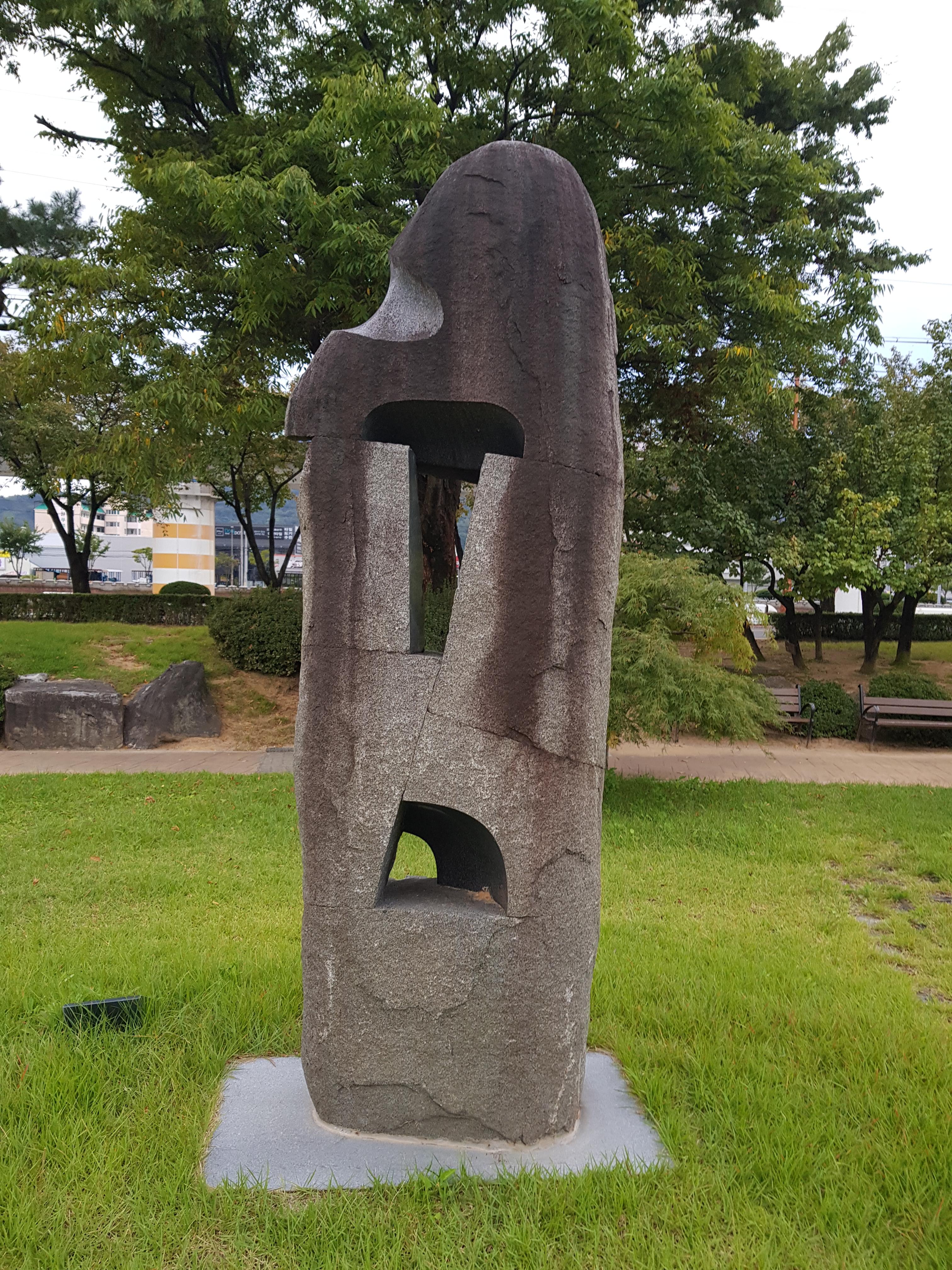  김천 강변조각공원 아담한 잔디밭