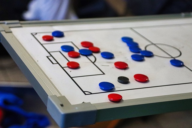 자석으로 된 축구 작전판에 빨간색과 파란색의 자석들이 붙어있다.