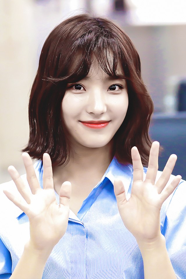  이새롬 프로미스나인 나이 프로필 키 인스타 화보 복근 한채영 과거