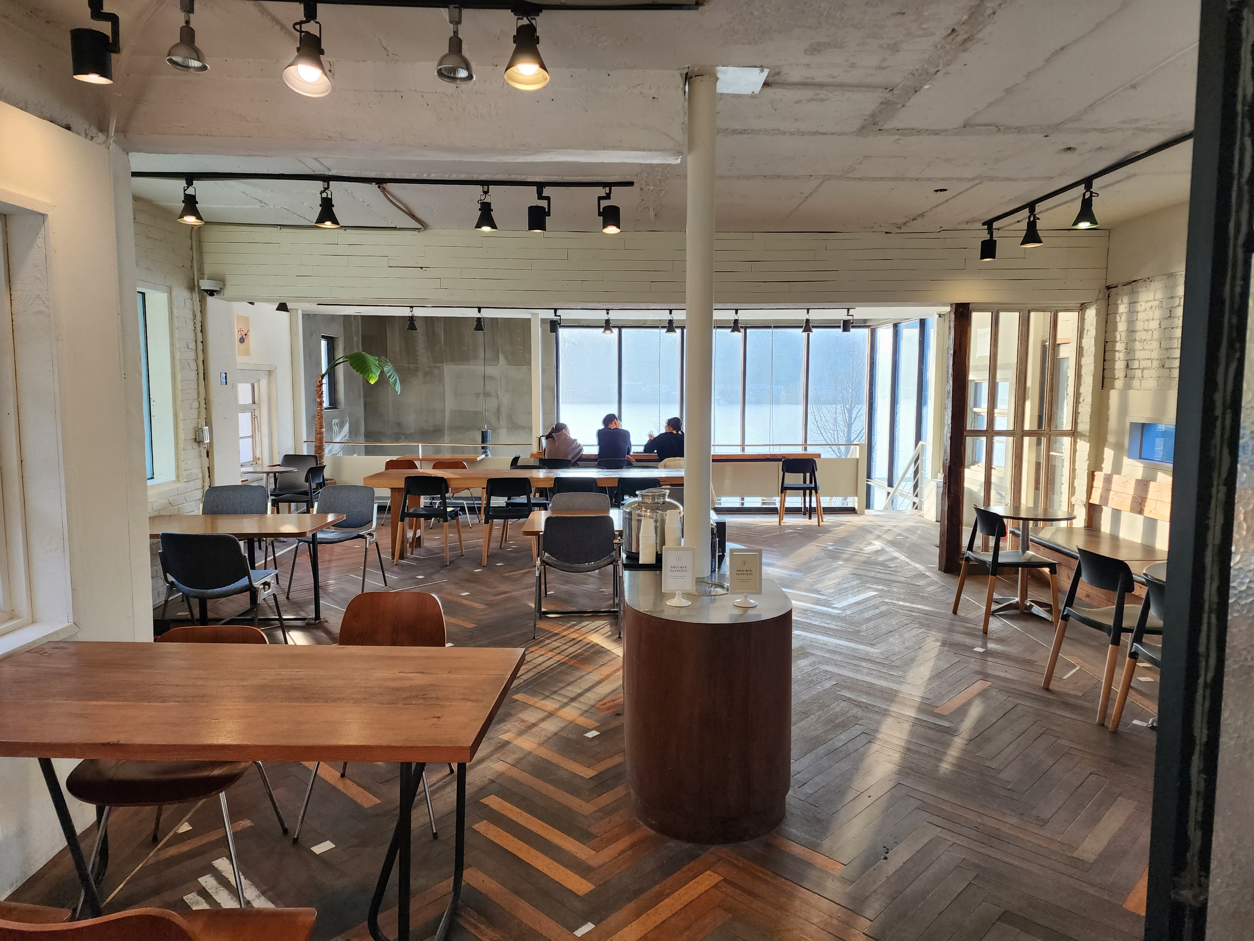 카페 2층 매주 일요일