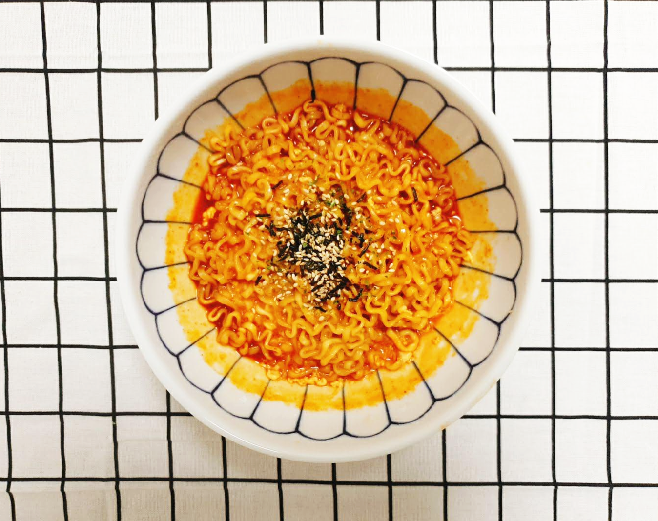  삼양 불닭볶음면 봉지라면 계란 한개의 조합 전자레인지로 맛있게 조리