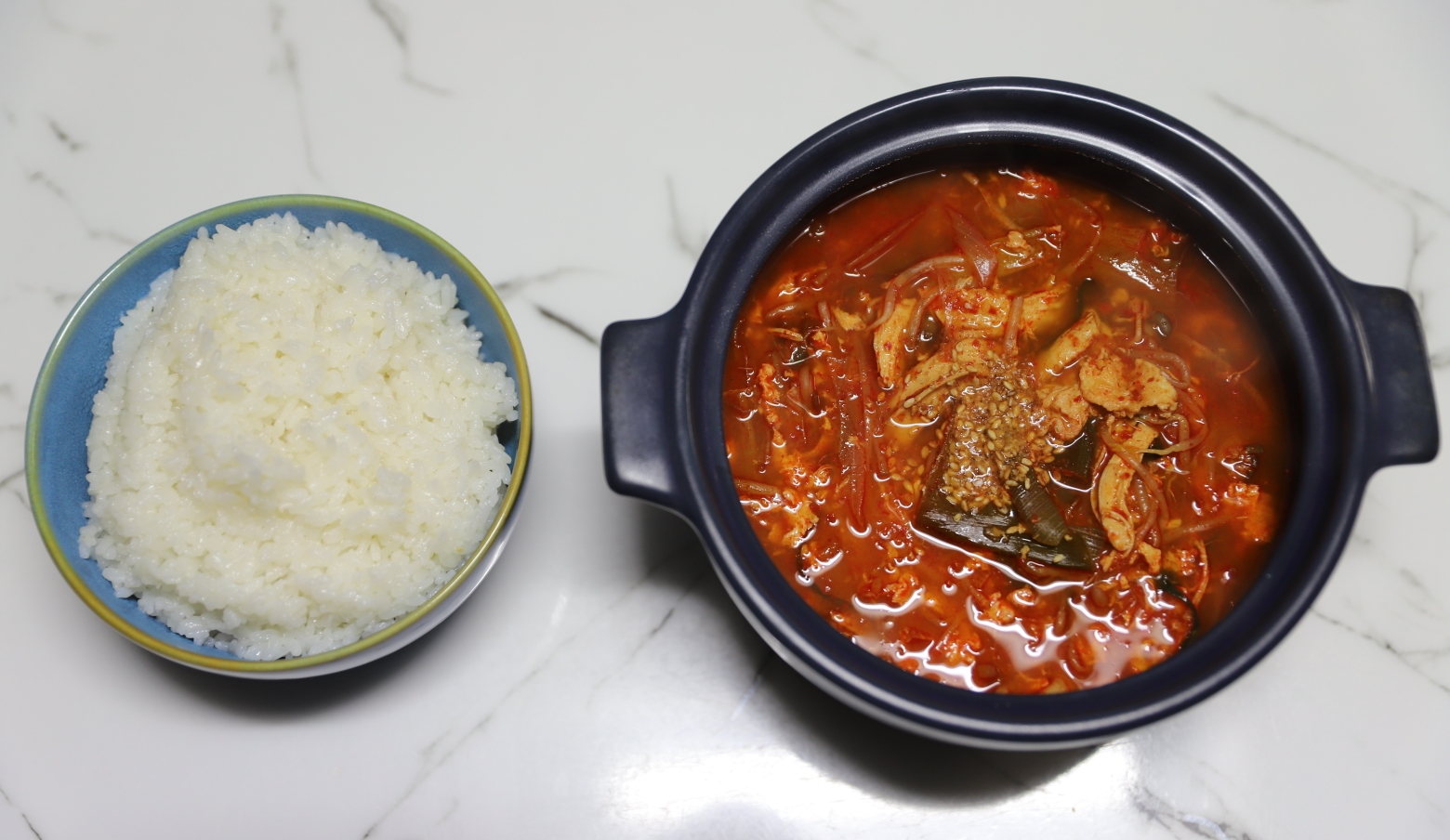 뚝배기에 담아낸 닭개장과 밥 한상 차림