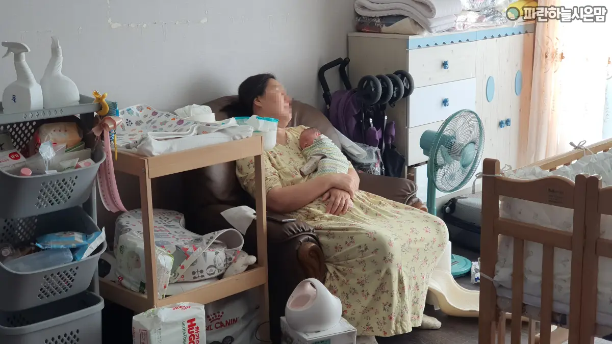 아이를 안고 힘들어서 쇼파에 축 쳐져 있는 내 모습