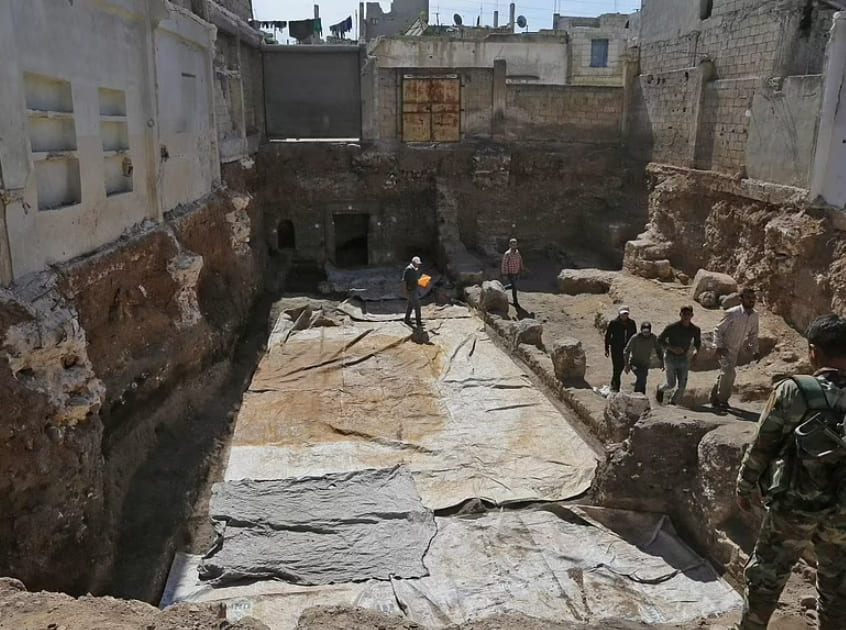 고고학 역사상 가장 희귀한 트로이 전쟁 모자이크 발견 VIDEO: &#39;Rarest ever&#39; mosaic depicting the Trojan War is found in Syria