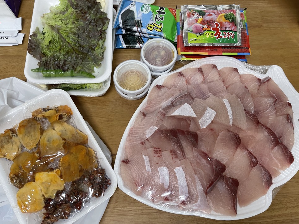  [신림배달] 독도종합어시장&양평닭집 : 새로 생긴 횟집의 대방어와 동네사람만 아는 오래된 닭집의 치킨!