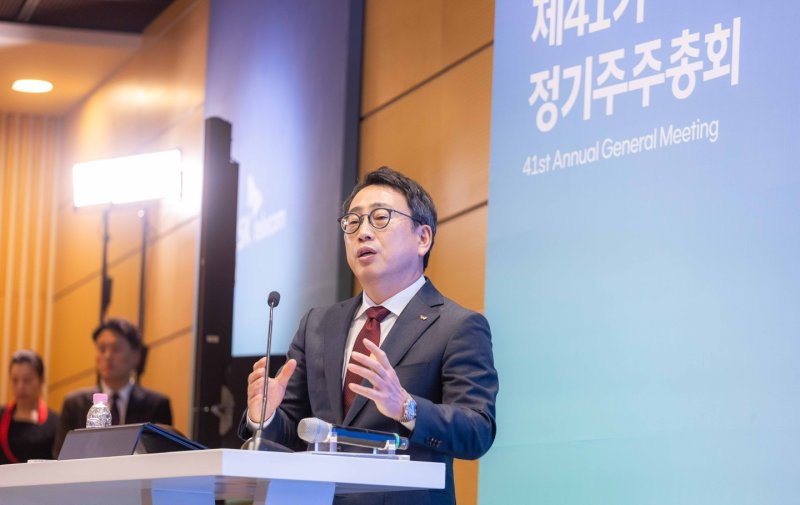 유영상 SK텔레콤 대표가 지난달 26일 서울 을지로 본사 T타워에서 열린 제41기 정기 주주총회에서 발언하고 있다.