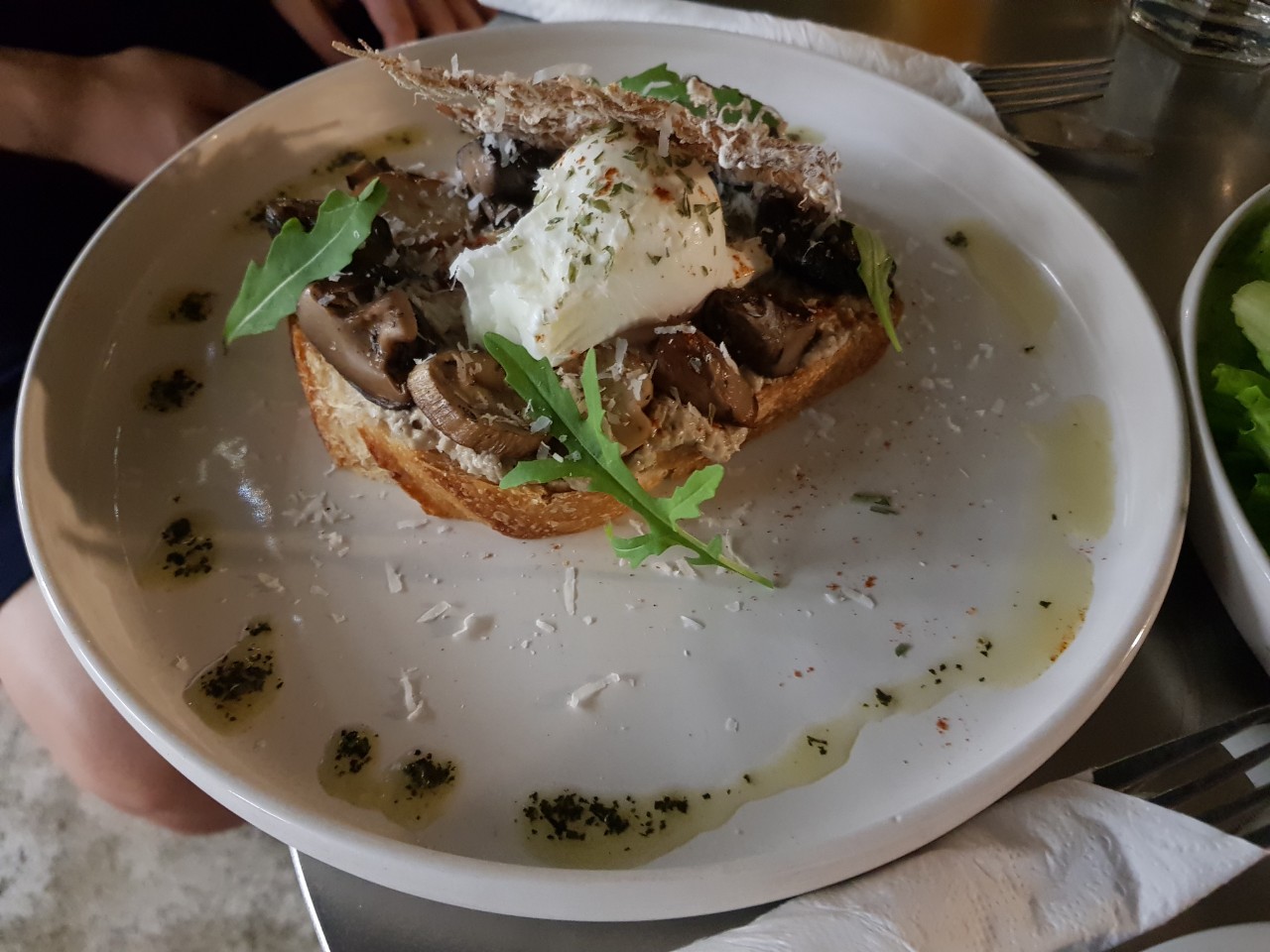 호치민 빈탄군 커피 맛집 Bosgaurus Coffee Roasters - Mushrooms on Toast