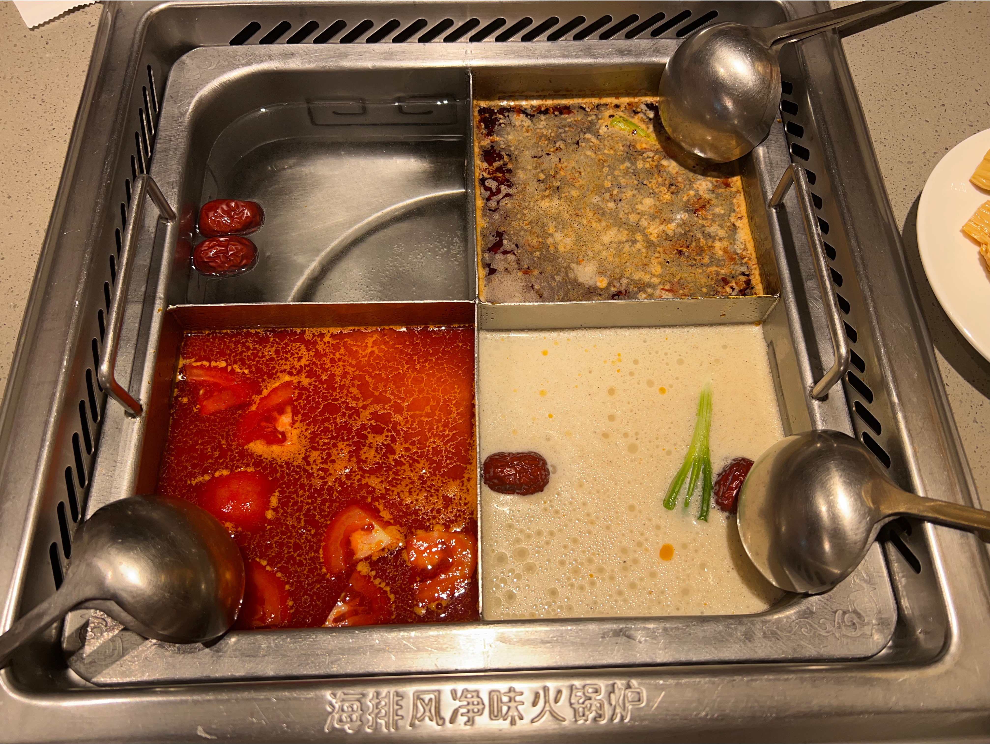 홍탕&#44; 토마토탕&#44; 후추탕을 시킨 훠궈 냄비