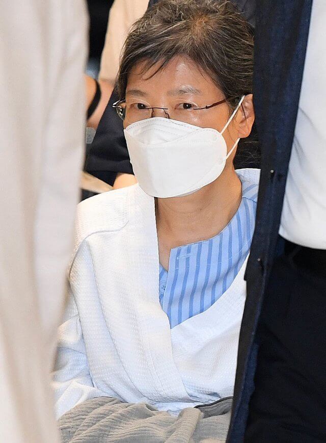  한 맺힌 박근혜의 눈빛