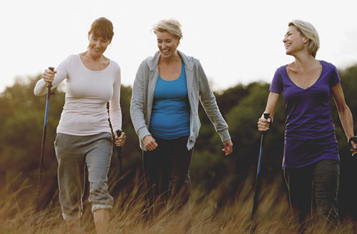 건강하게 갱년기를 이겨내기 위해 운동을 하는 여성 3명의 모습