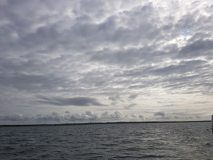 회색빛 구름으로 뒤덮어진 하늘과 바다